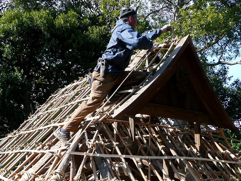 昔ながらの伝統工法で茅葺き屋根を施工・補修いたします。