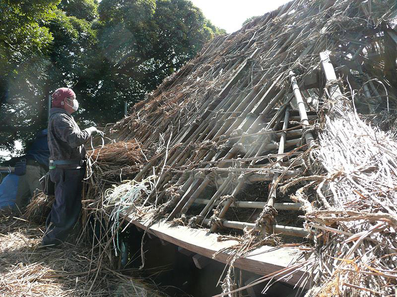 茅葺き屋根の軒用加工材料